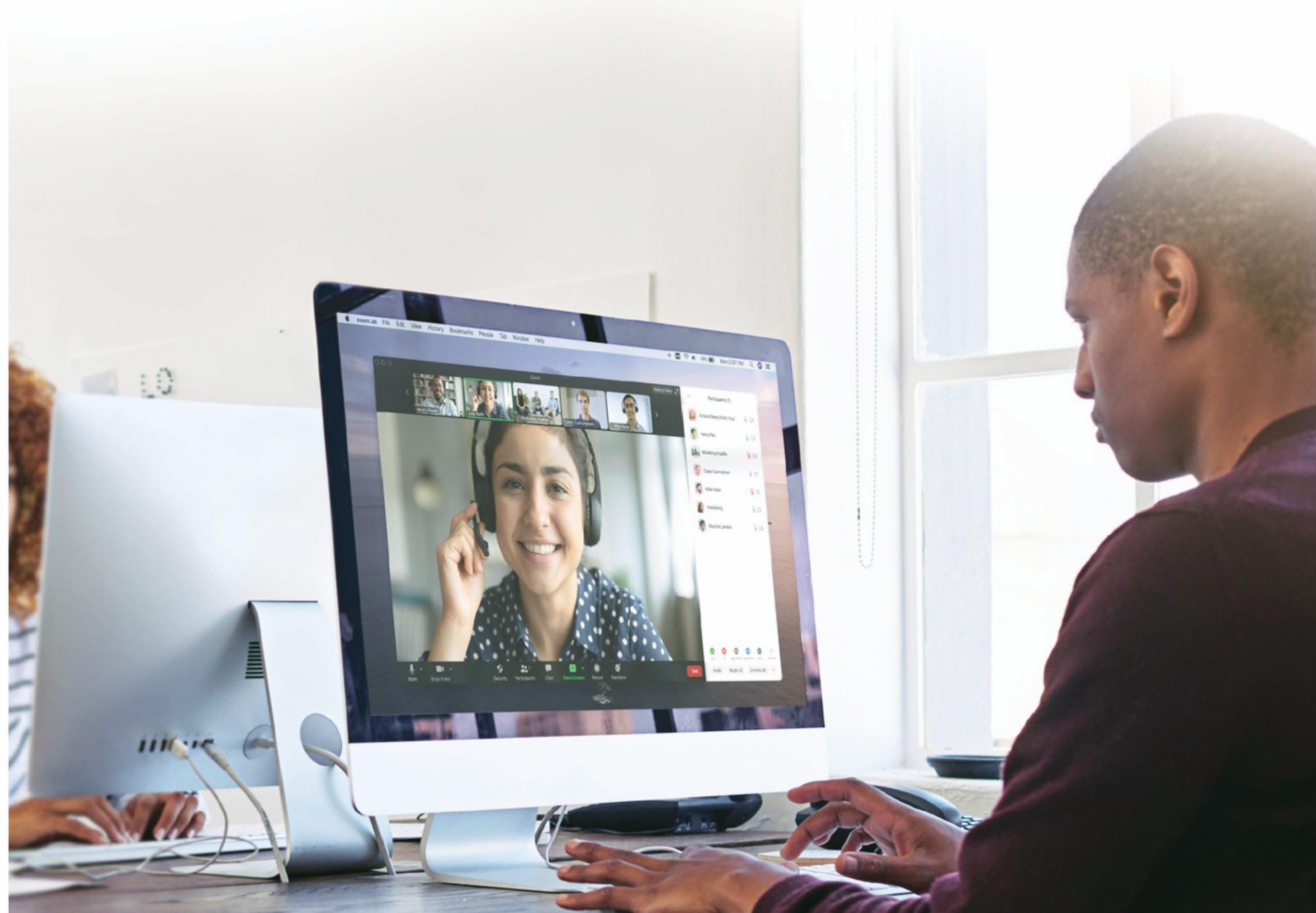 Lernende bei der Arbeit mit digitalen Materialien